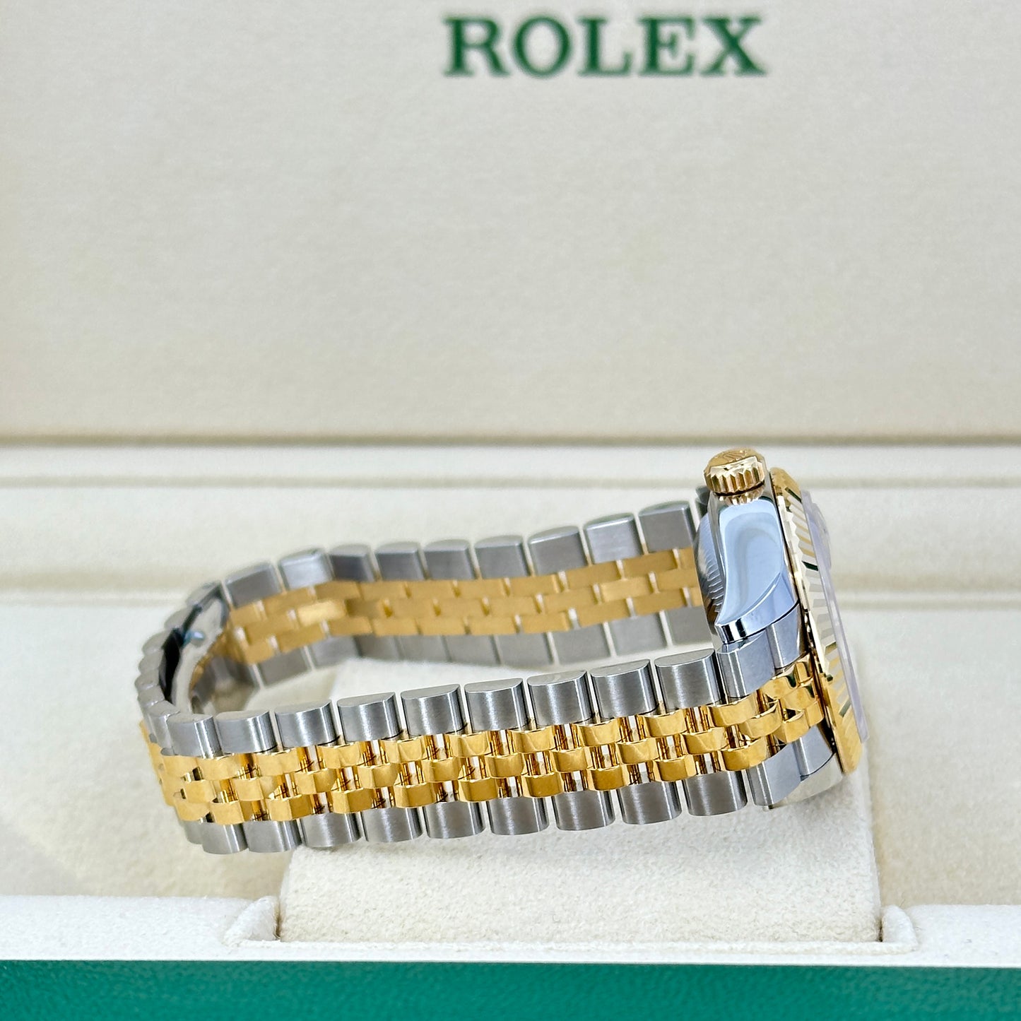 Rolex Lady Datejust 28, Oystersteel and 18k Yellow Gold, 28 mm, Champagne, Fluted, Jubilee, Ref# 279173-0001