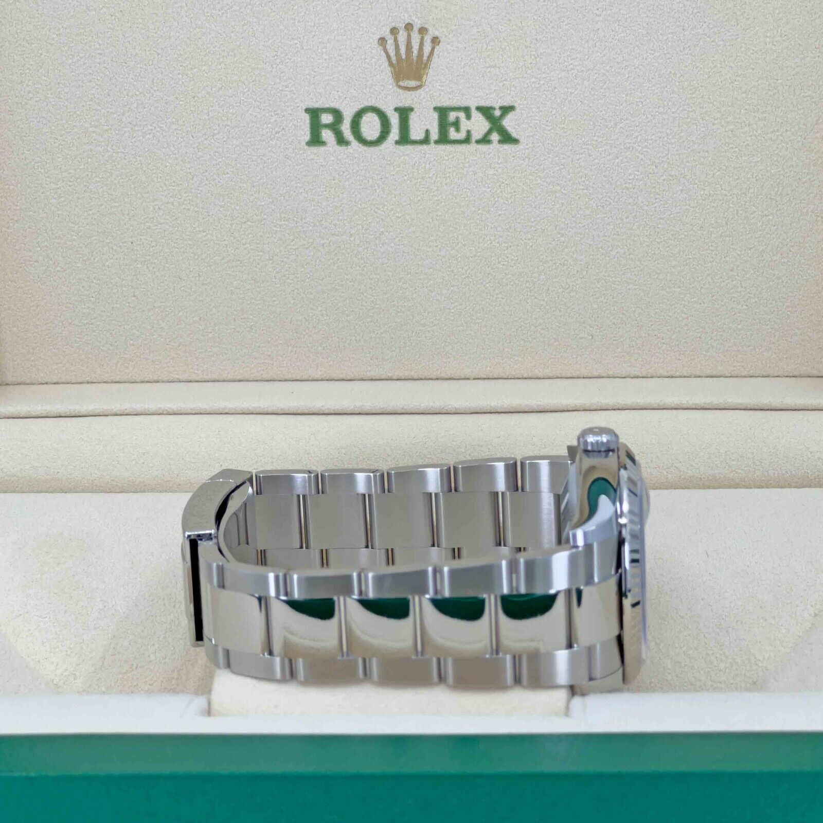 Rolex Datejust, 36mm, Oystersteel and 18k White Gold, Green Slate Roman, Oyster, Fluted, 126234-0046, Side 1